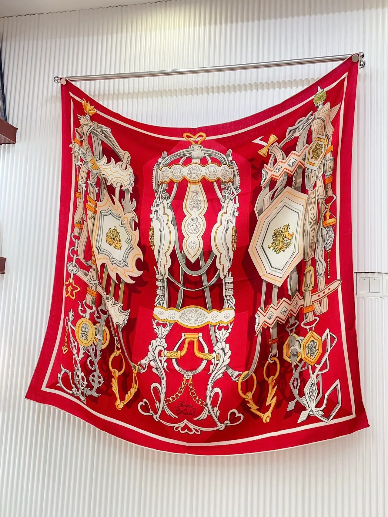 Hermès Cachecol de seda com impressão gráfica em vermelho e rosa, motivo heráldico audaz 4