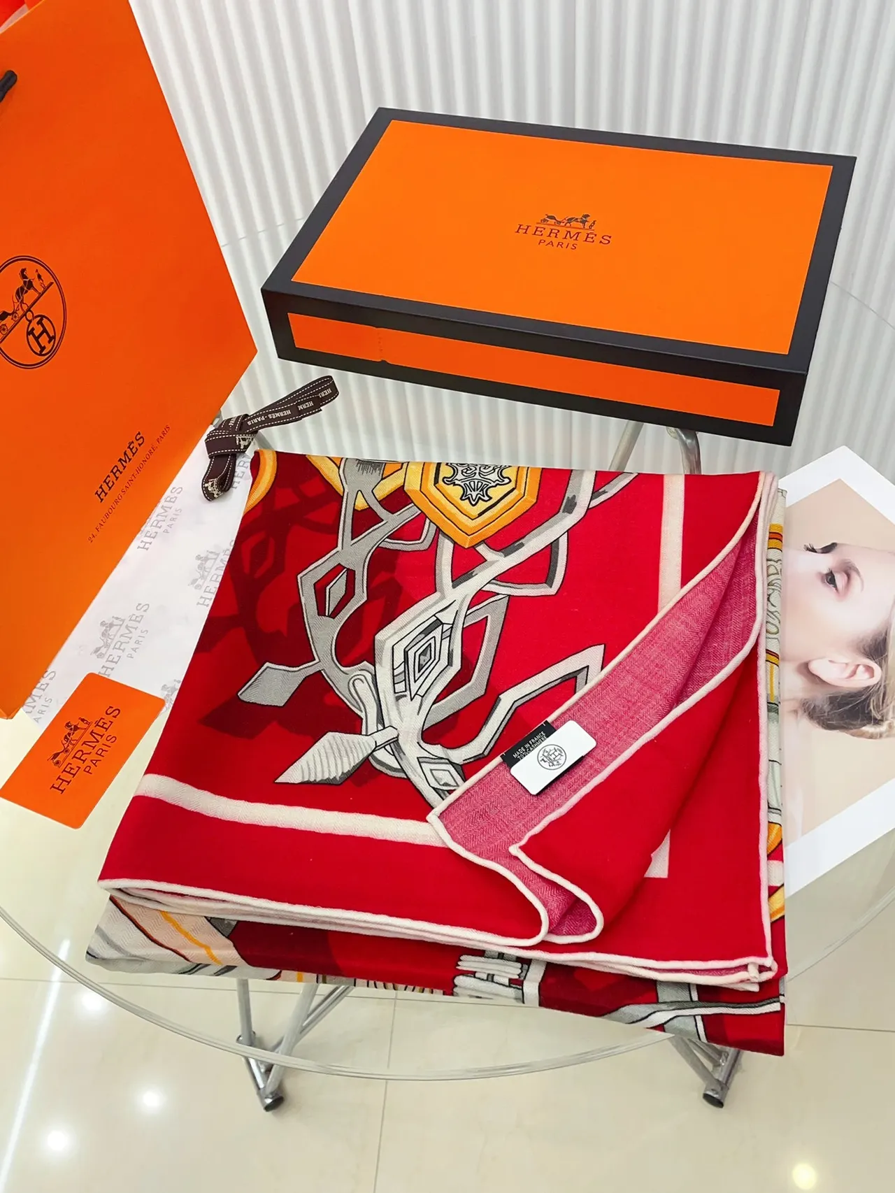 Hermès Cachecol de seda com impressão gráfica em vermelho e rosa, motivo heráldico audaz 5