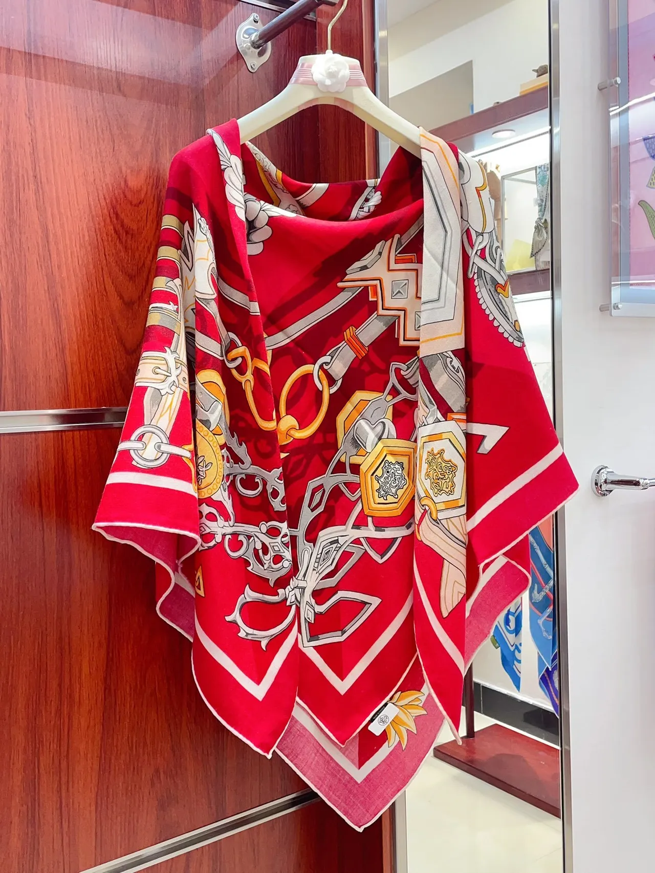 Hermès Cachecol de seda com impressão gráfica em vermelho e rosa, motivo heráldico audaz 7