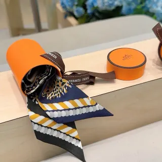 Hermès Twilly écharpe de soie bleu marine jaune blanc noir