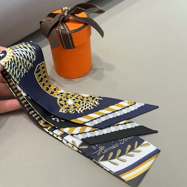 Hermès Twilly écharpe de soie bleu marine jaune blanc noir 4