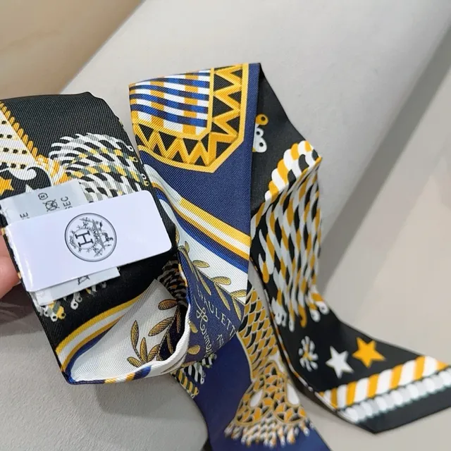 Hermès Twilly écharpe de soie bleu marine jaune blanc noir 6