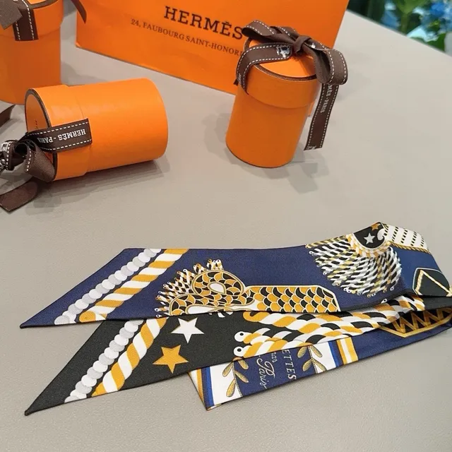Hermès Twilly écharpe de soie bleu marine jaune blanc noir 7