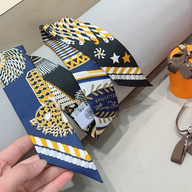 Hermès Twilly écharpe de soie bleu marine jaune blanc noir 8