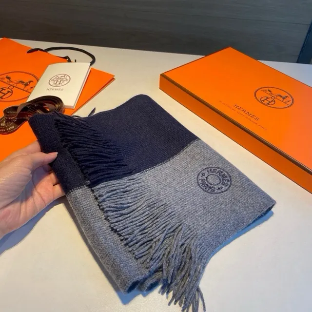 Hermès Écharpe de Cachemire navy et gray à franges de deux tons 4