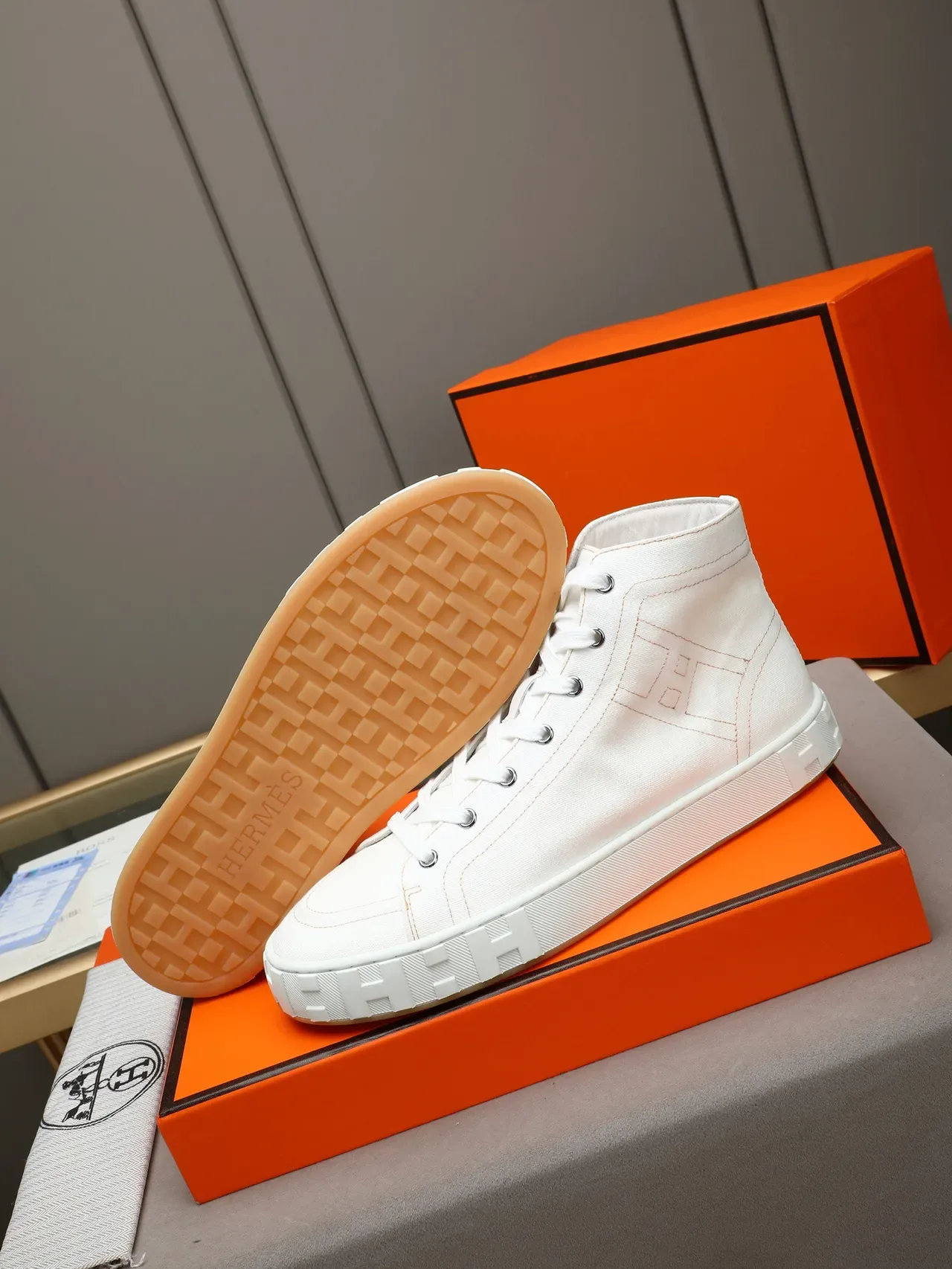 Hermès सफेद भूरा हाई टॉप कैनवास स्नीकर 4