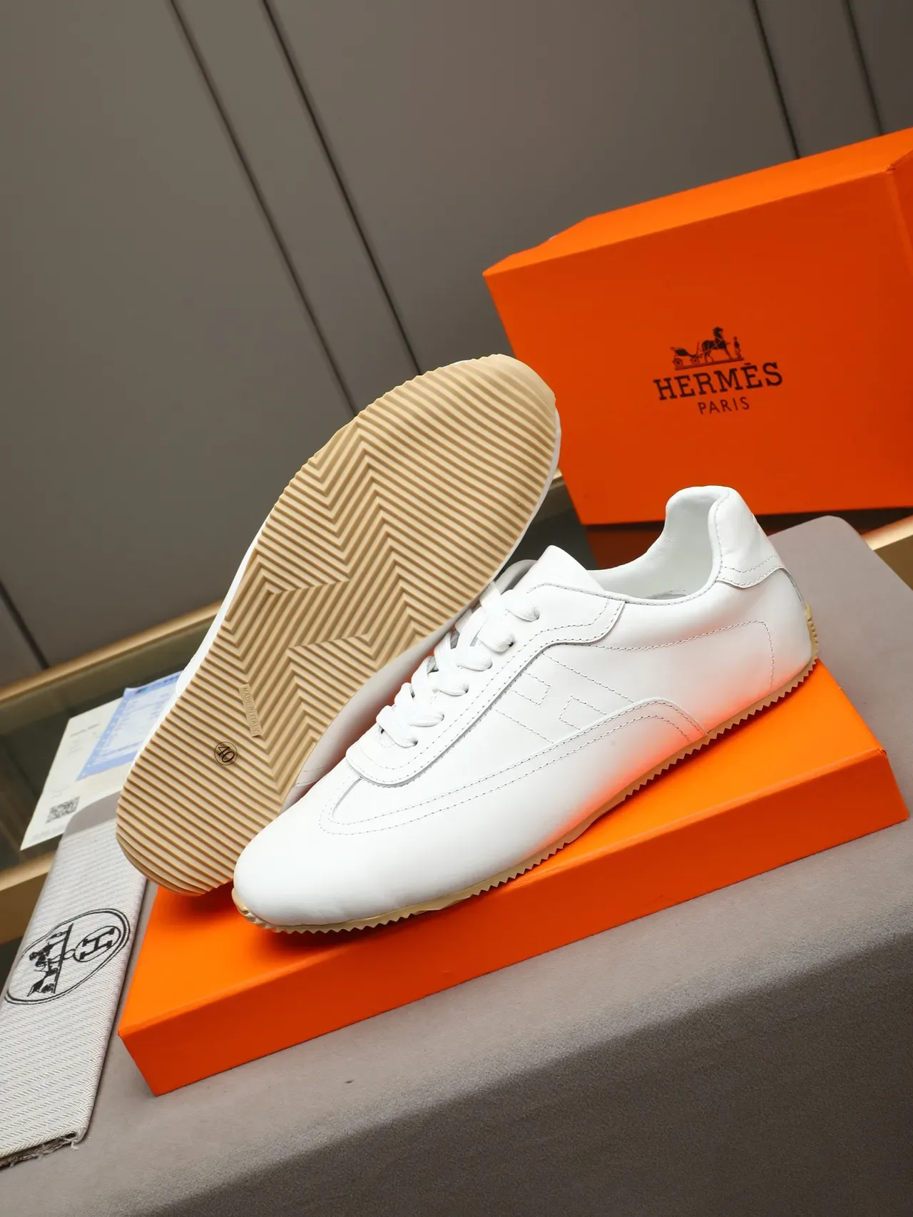 Hermès Tênis Lifestyle de Couro Branco de Topo Baixo 4
