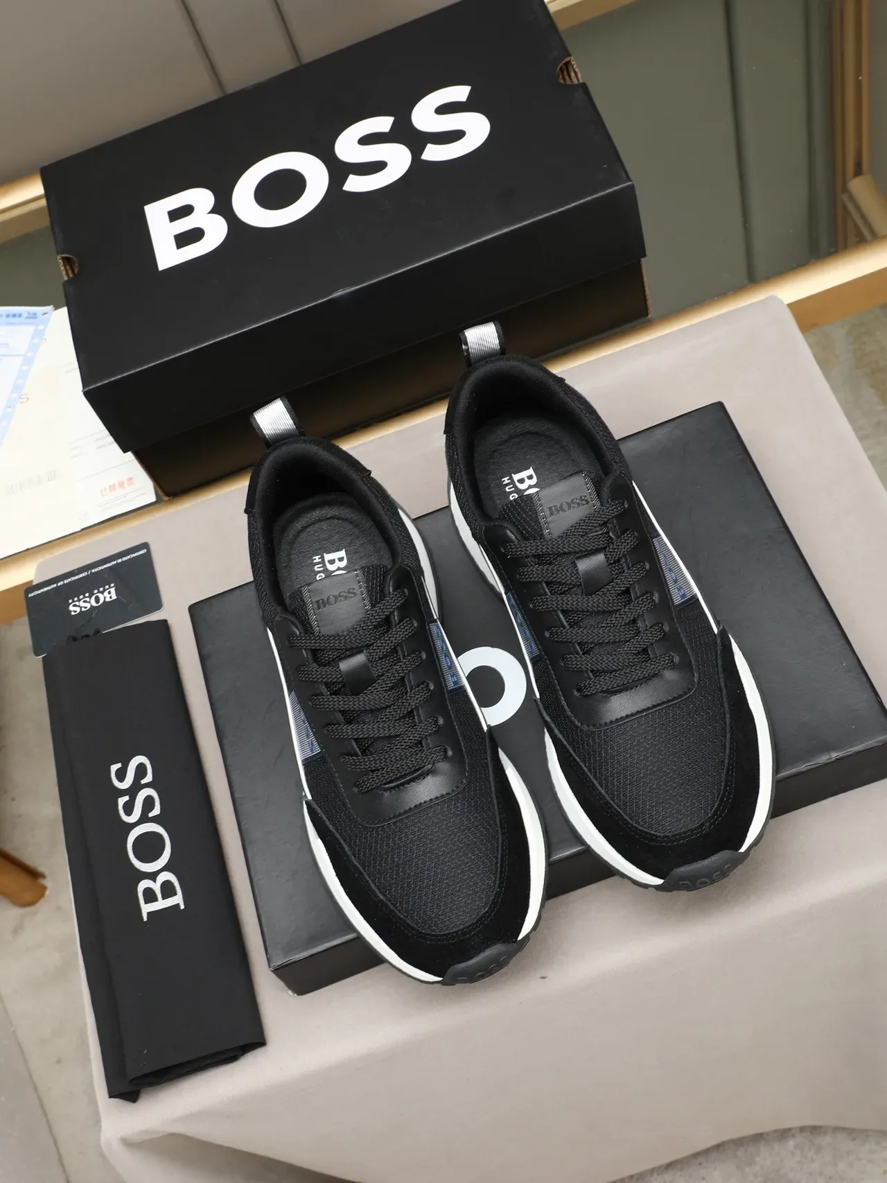 Hugo Boss Zapatillas Lifestyle con parte superior de ante y malla, color negro y blanco, suela con plataforma y media 3
