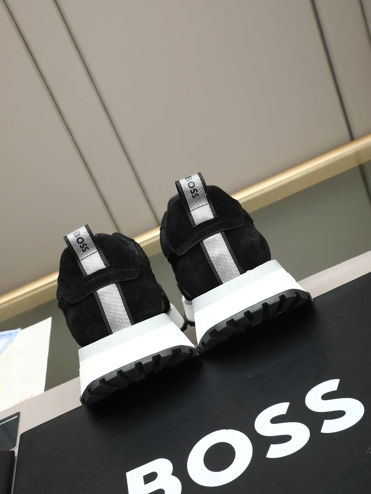 Hugo Boss Zapatillas Lifestyle con parte superior de ante y malla, color negro y blanco, suela con plataforma y media 4
