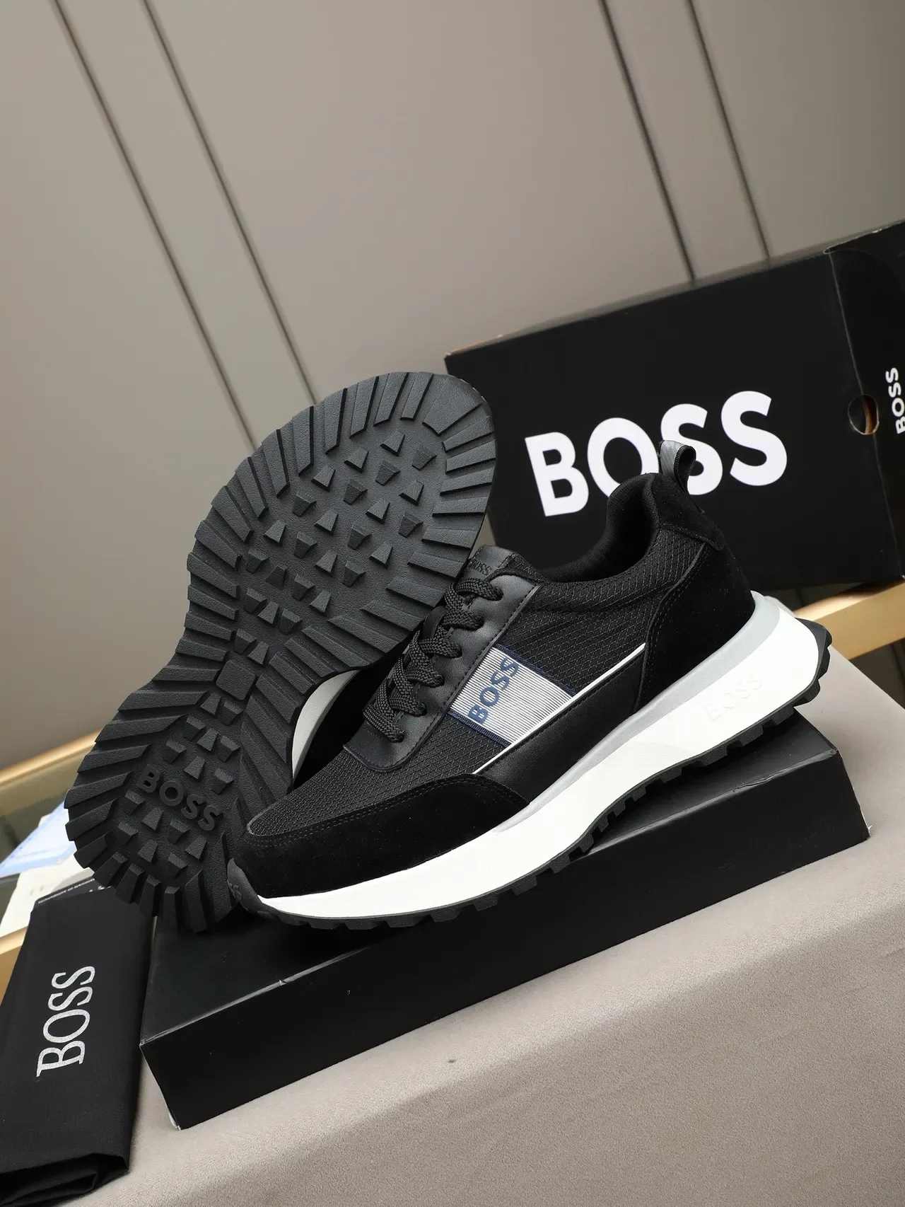 Hugo Boss Zapatillas Lifestyle con parte superior de ante y malla, color negro y blanco, suela con plataforma y media 5