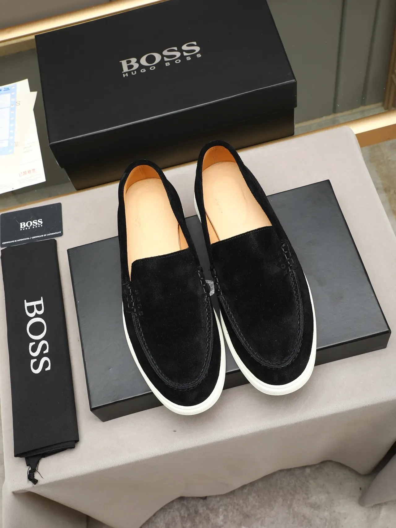 Hugo Boss 黑色白色麂皮鞋面皮尼洛夫鞋 2