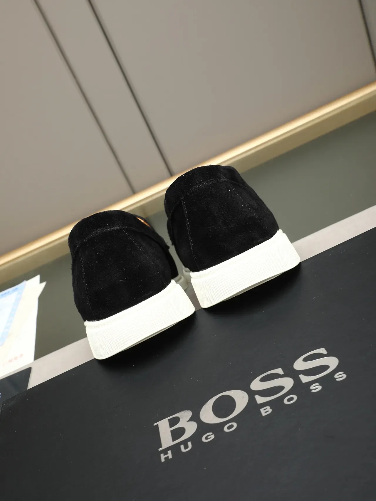 Hugo Boss 黑色白色麂皮鞋面皮尼洛夫鞋 3