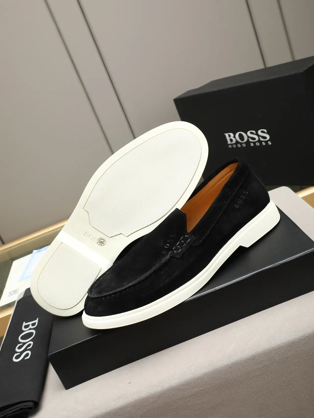 Hugo Boss 黑色白色麂皮鞋面皮尼洛夫鞋 4