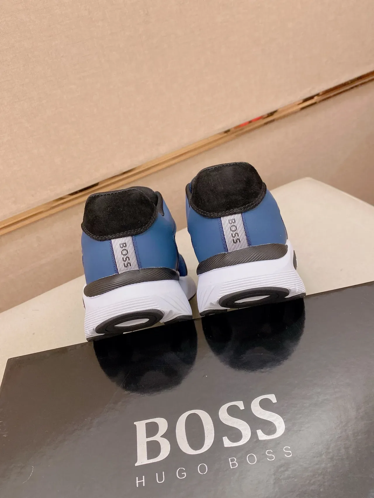 Hugo Boss 蓝色和黑色网面麂皮休闲运动鞋 3