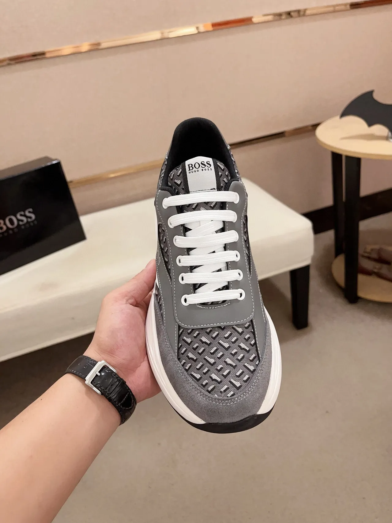 Hugo Boss ग्रे और सफेद मॉनोग्रामयुक्त जाली सूड ओवरले मोटी स्निकर्स 2