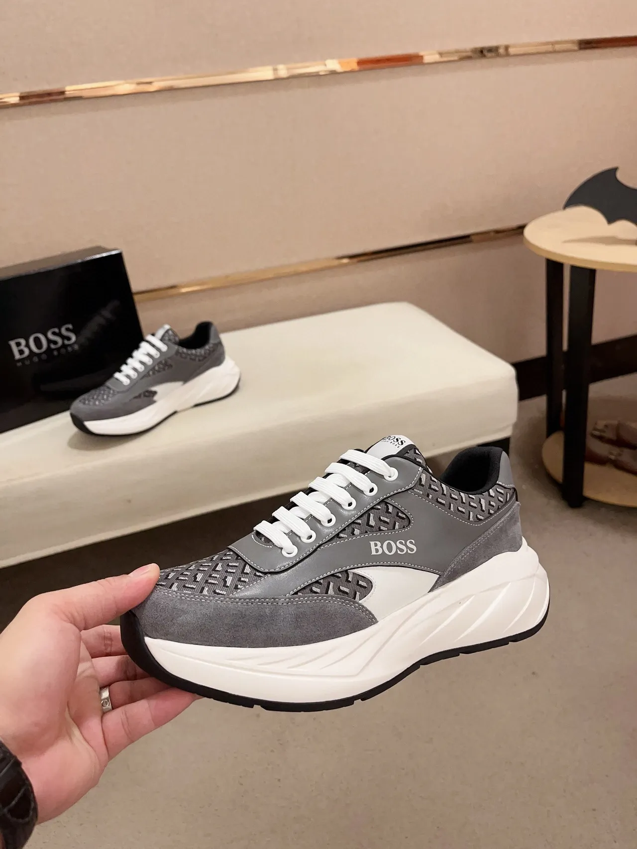 Hugo Boss ग्रे और सफेद मॉनोग्रामयुक्त जाली सूड ओवरले मोटी स्निकर्स 3