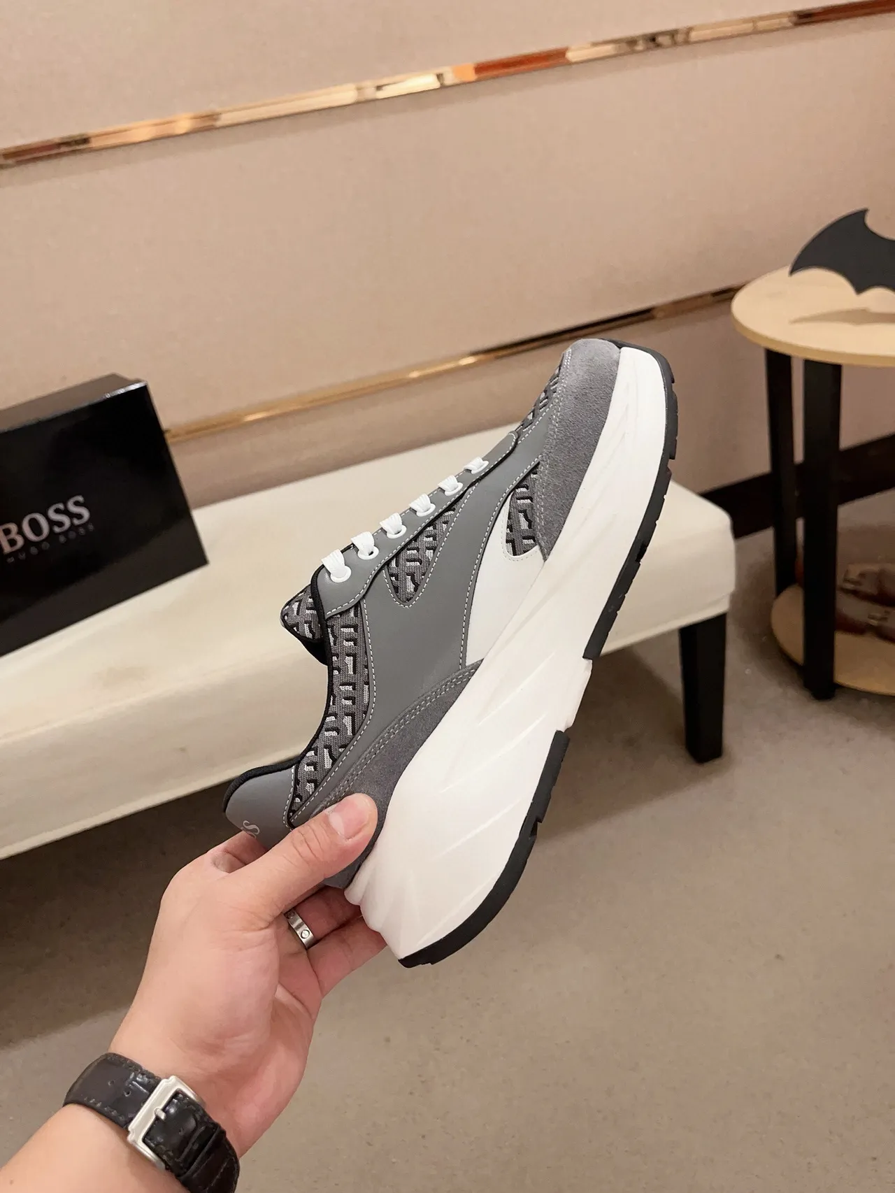 Hugo Boss ग्रे और सफेद मॉनोग्रामयुक्त जाली सूड ओवरले मोटी स्निकर्स 5