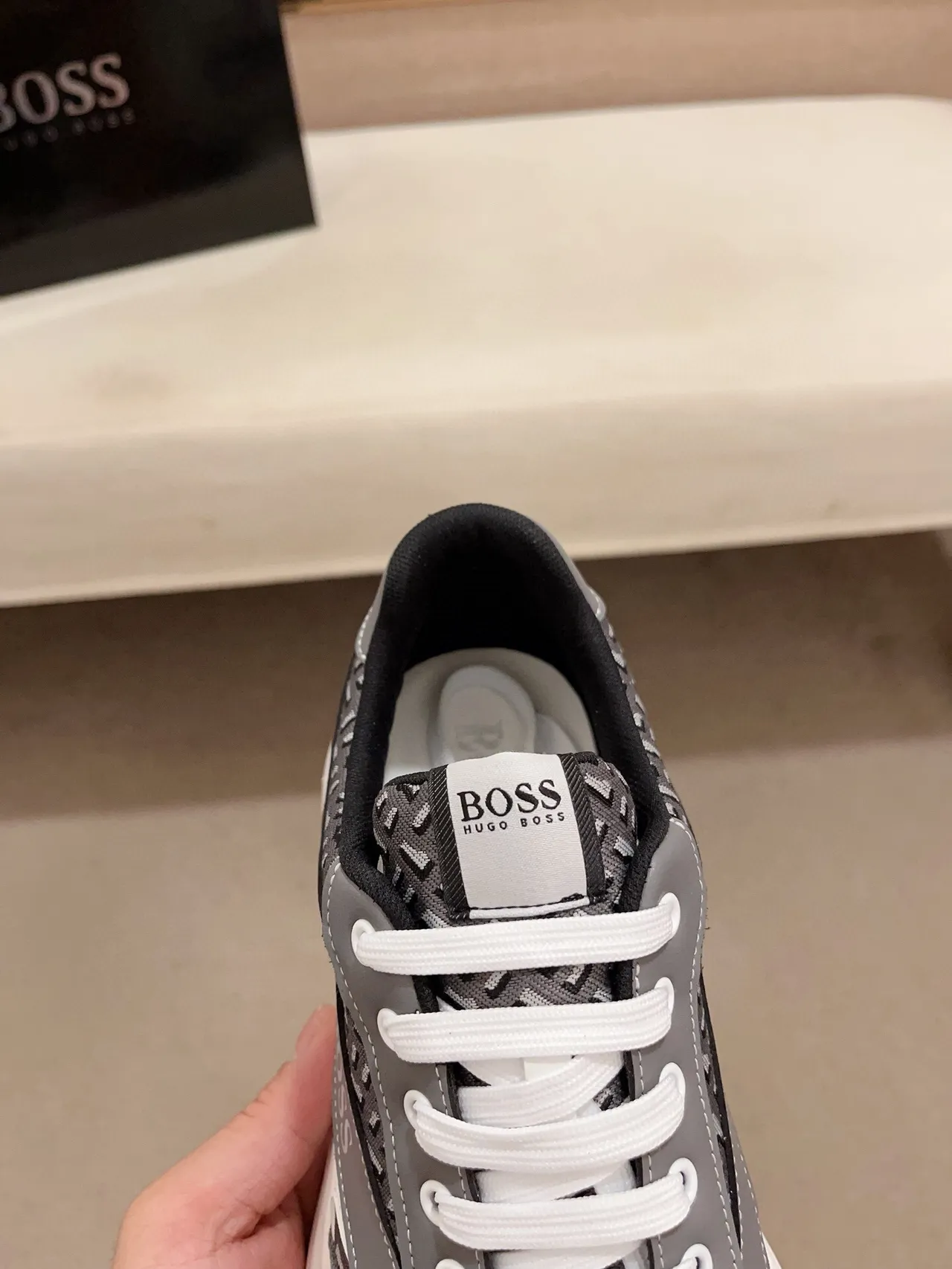 Hugo Boss ग्रे और सफेद मॉनोग्रामयुक्त जाली सूड ओवरले मोटी स्निकर्स 6
