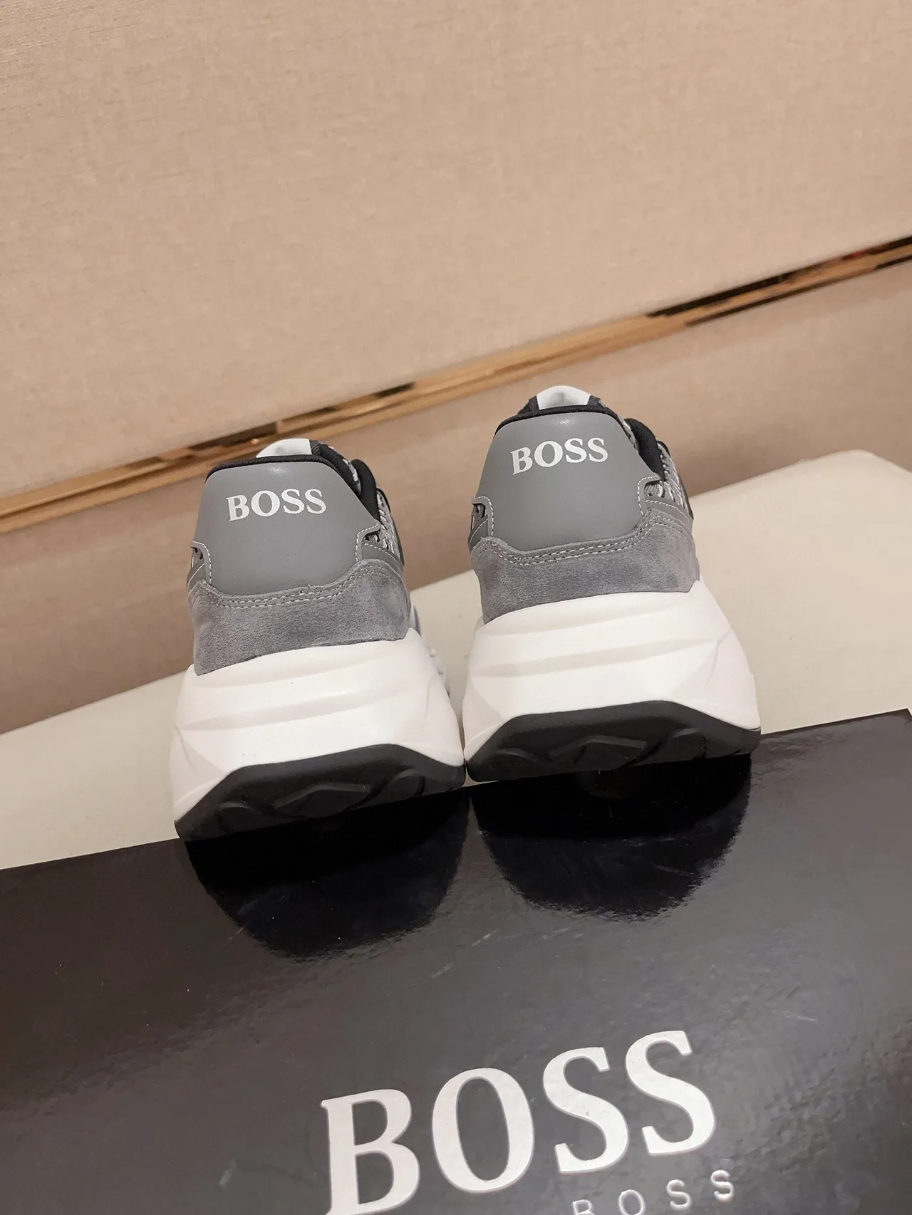 Hugo Boss ग्रे और सफेद मॉनोग्रामयुक्त जाली सूड ओवरले मोटी स्निकर्स 8