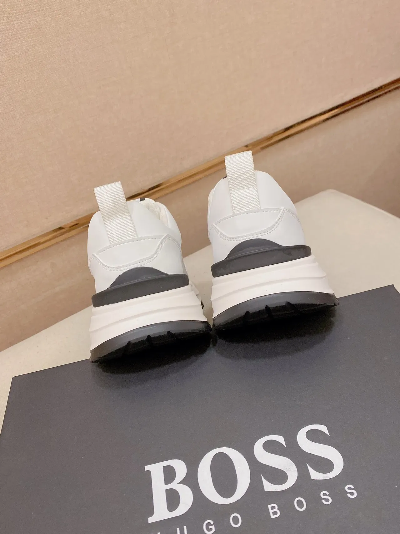 Hugo Boss सादा कालो एमब्स्ड मोनोग्राम चांकी स्काल्पटेड सोल लाइफस्टाइल स्निकार्स 8