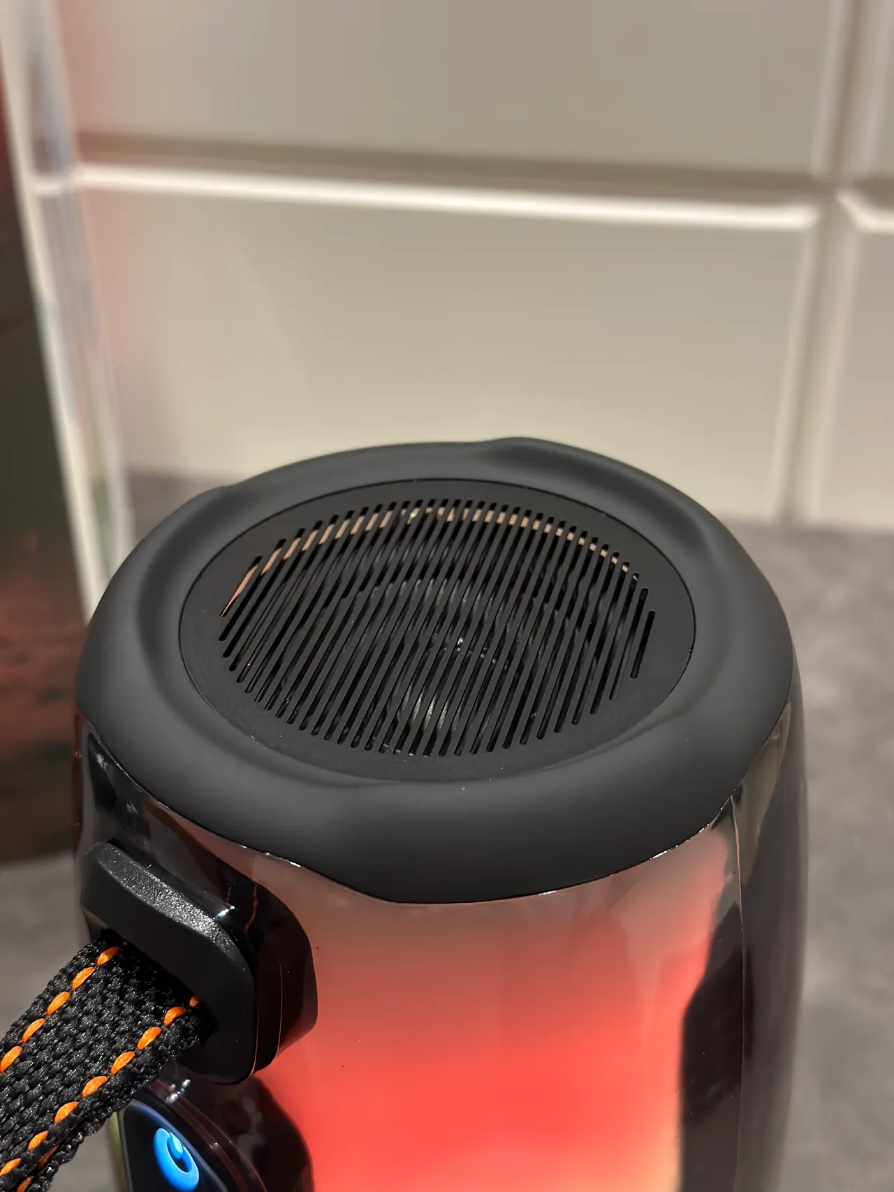 JBL Pulse बैंगनी काला गोलाकार ग्रेडिएंट लाइटेड पोर्टेबल स्पीकर 3
