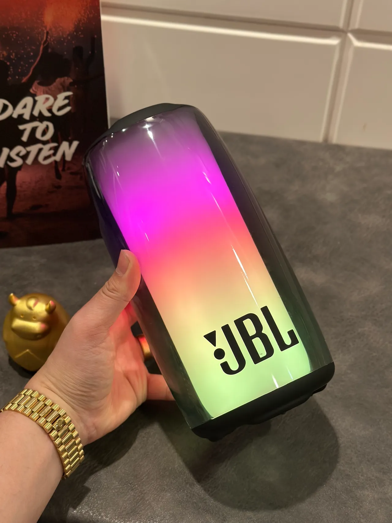 JBL Pulse बैंगनी काला गोलाकार ग्रेडिएंट लाइटेड पोर्टेबल स्पीकर 9
