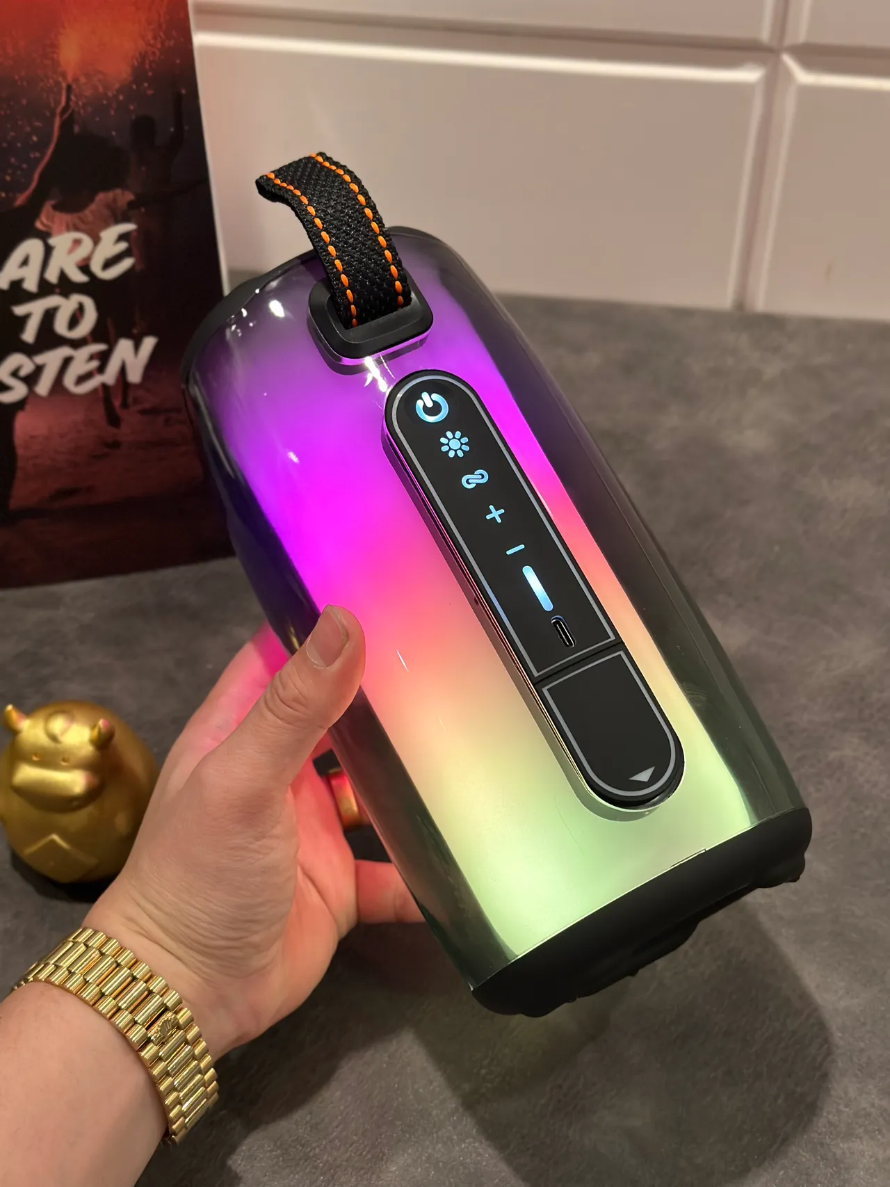 JBL Pulse बैंगनी काला गोलाकार ग्रेडिएंट लाइटेड पोर्टेबल स्पीकर 10