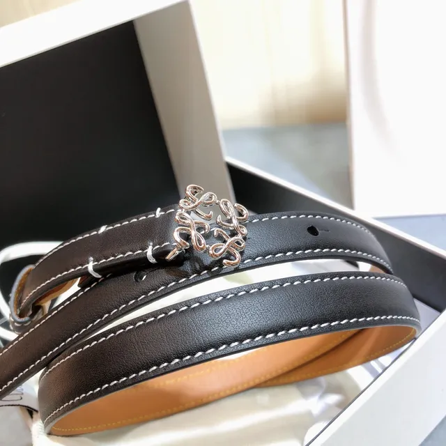 Loewe Anagram Belt काला सफेद पतली विरोधाभासी सिलाई चमड़े का बेल्ट 5