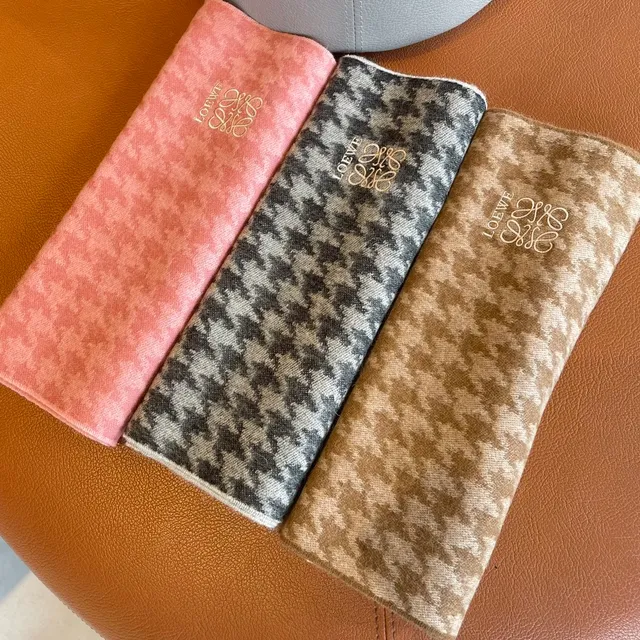 Loewe Anagram Gris Negro Patrón Pata de Gallo Bordes Flecos Bufanda de Cachemir 3