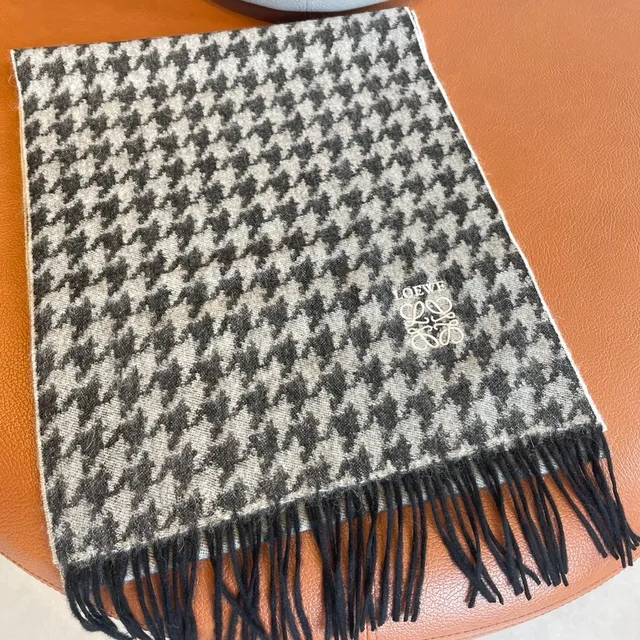 Loewe Anagram Gris Negro Patrón Pata de Gallo Bordes Flecos Bufanda de Cachemir 4