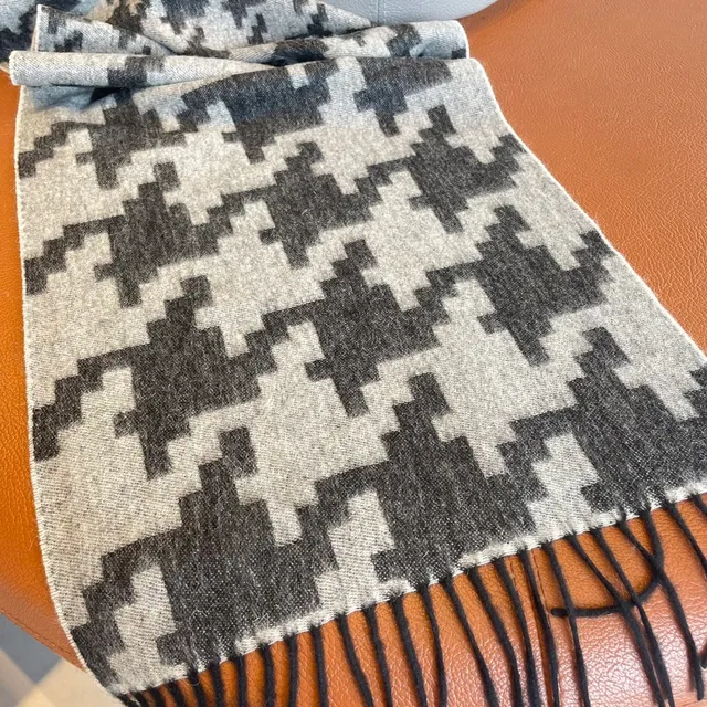 Loewe Anagram Gris Negro Patrón Pata de Gallo Bordes Flecos Bufanda de Cachemir 5