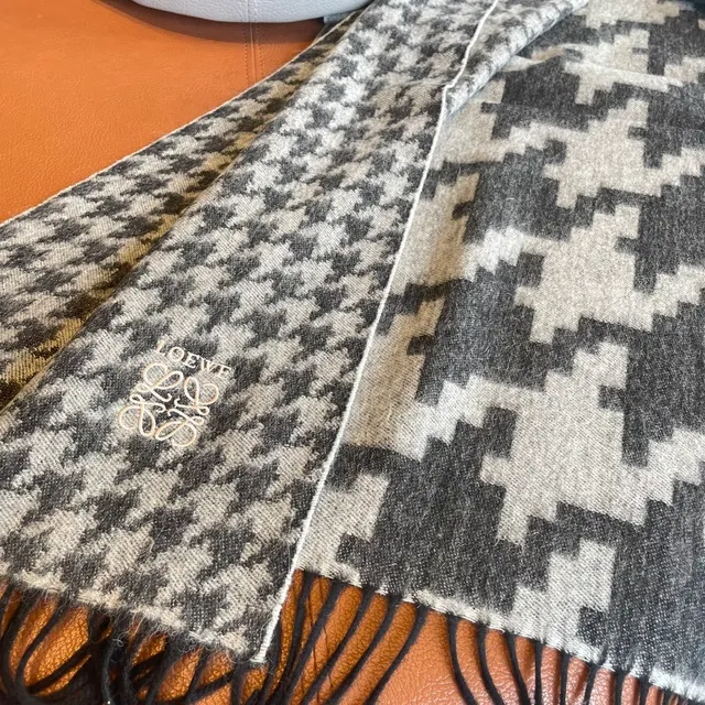 Loewe Anagram Gris Negro Patrón Pata de Gallo Bordes Flecos Bufanda de Cachemir 8
