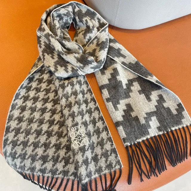Loewe Anagram Gris Negro Patrón Pata de Gallo Bordes Flecos Bufanda de Cachemir 9