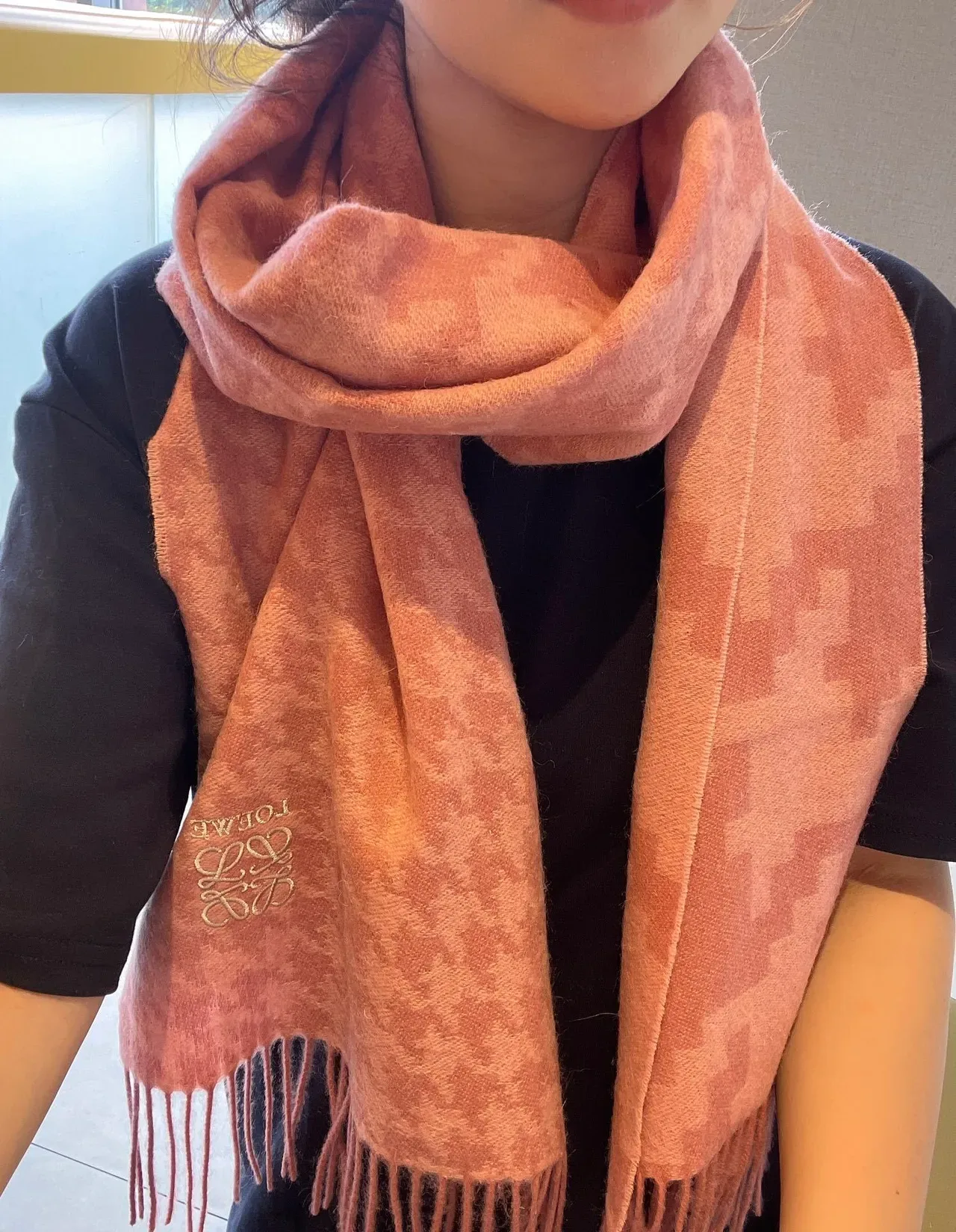 Loeve Anagram Monogram Rosa Cachemira Bufanda 2