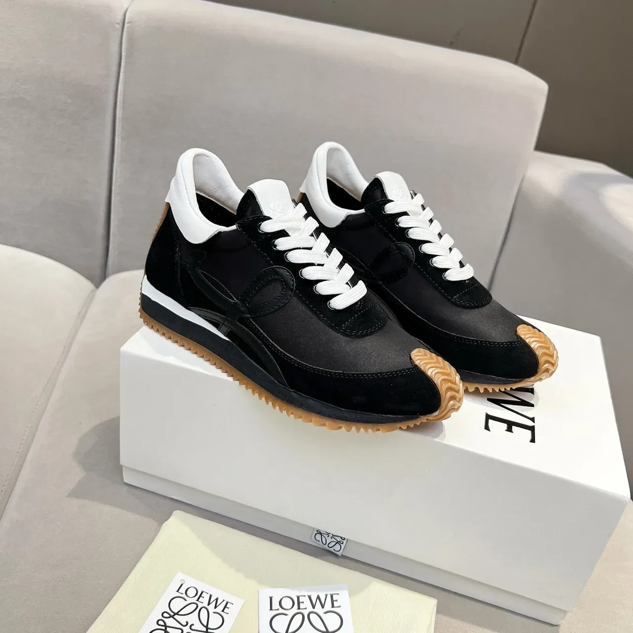 Loewe Flow Runner أحذية رياضية أسلوب حياة سوداء من السويد والنايلون 9
