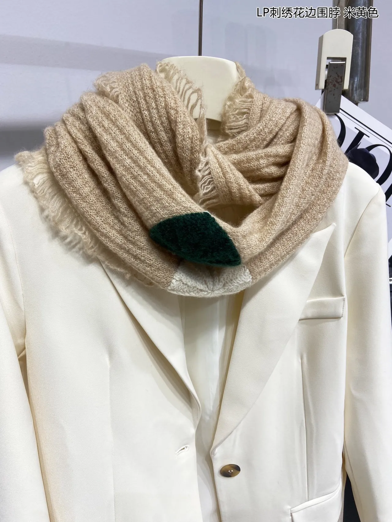 Loro Piana Bege Verde Motivos Florais Bordados Borda franjada Cachecol de Cachemira 7