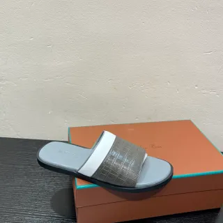 Loro Piana Chinelo de couro de crocodilo embossado de duas cores com alça