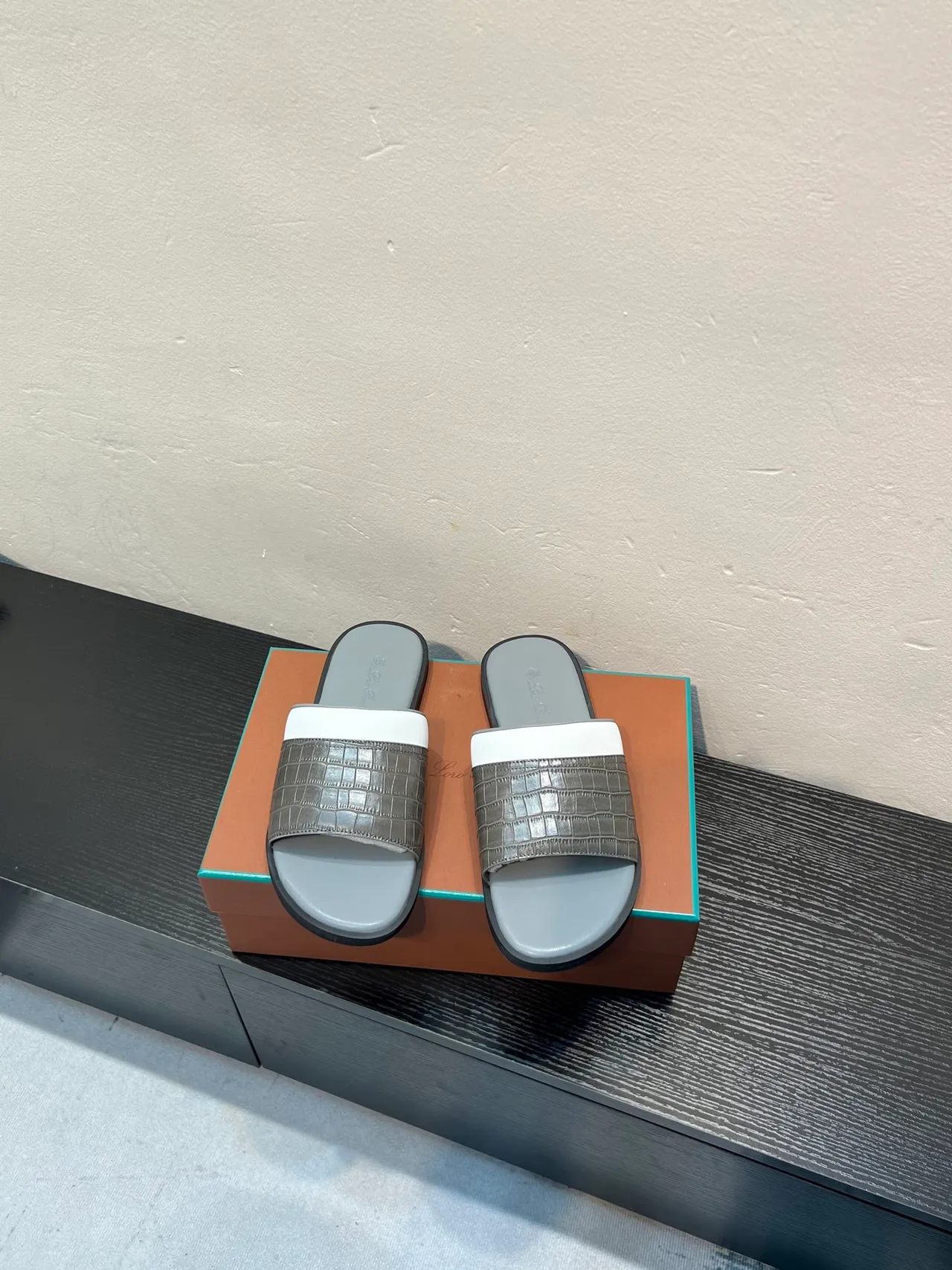 Loro Piana Chaussure de maison à motif crocodile embossé à bride deux tons 2