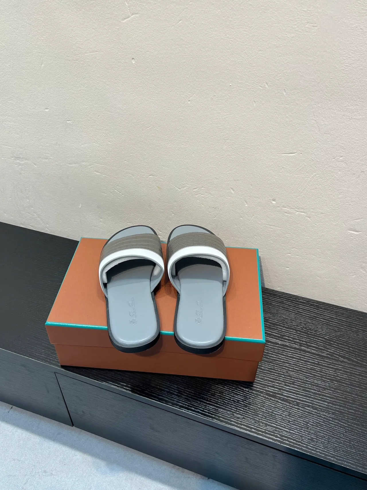 Loro Piana Chaussure de maison à motif crocodile embossé à bride deux tons 6