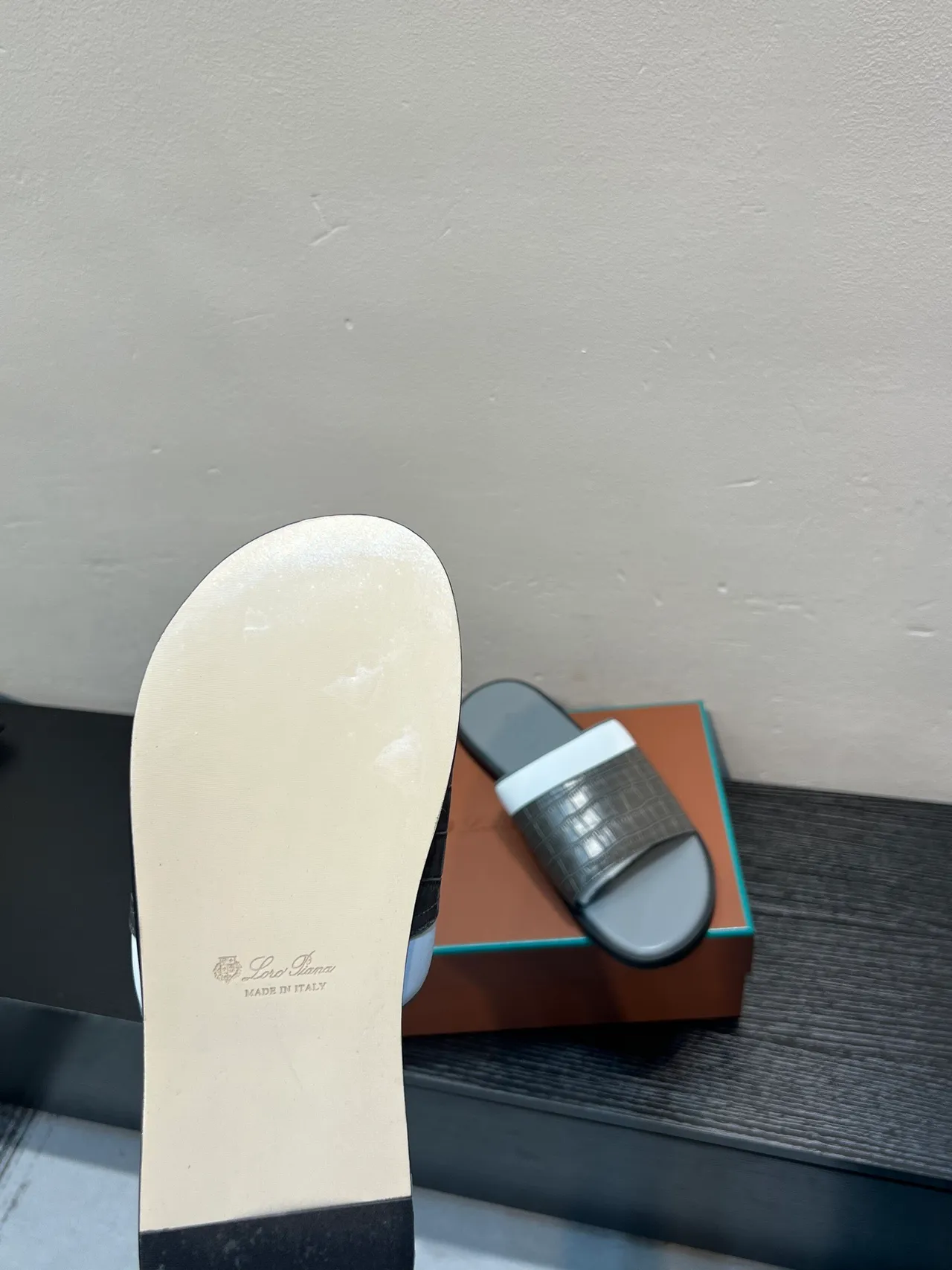 Loro Piana Chaussure de maison à motif crocodile embossé à bride deux tons 9