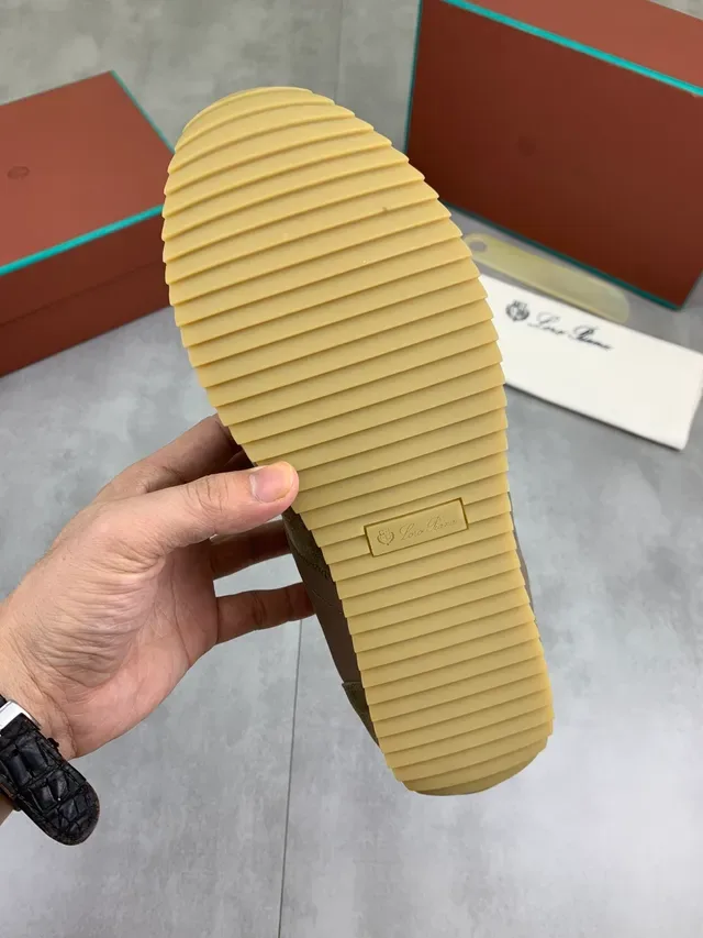 Loro Piana Zapatillas Lifestyle de Ante Verde Oliva y Cuero Taupe 2