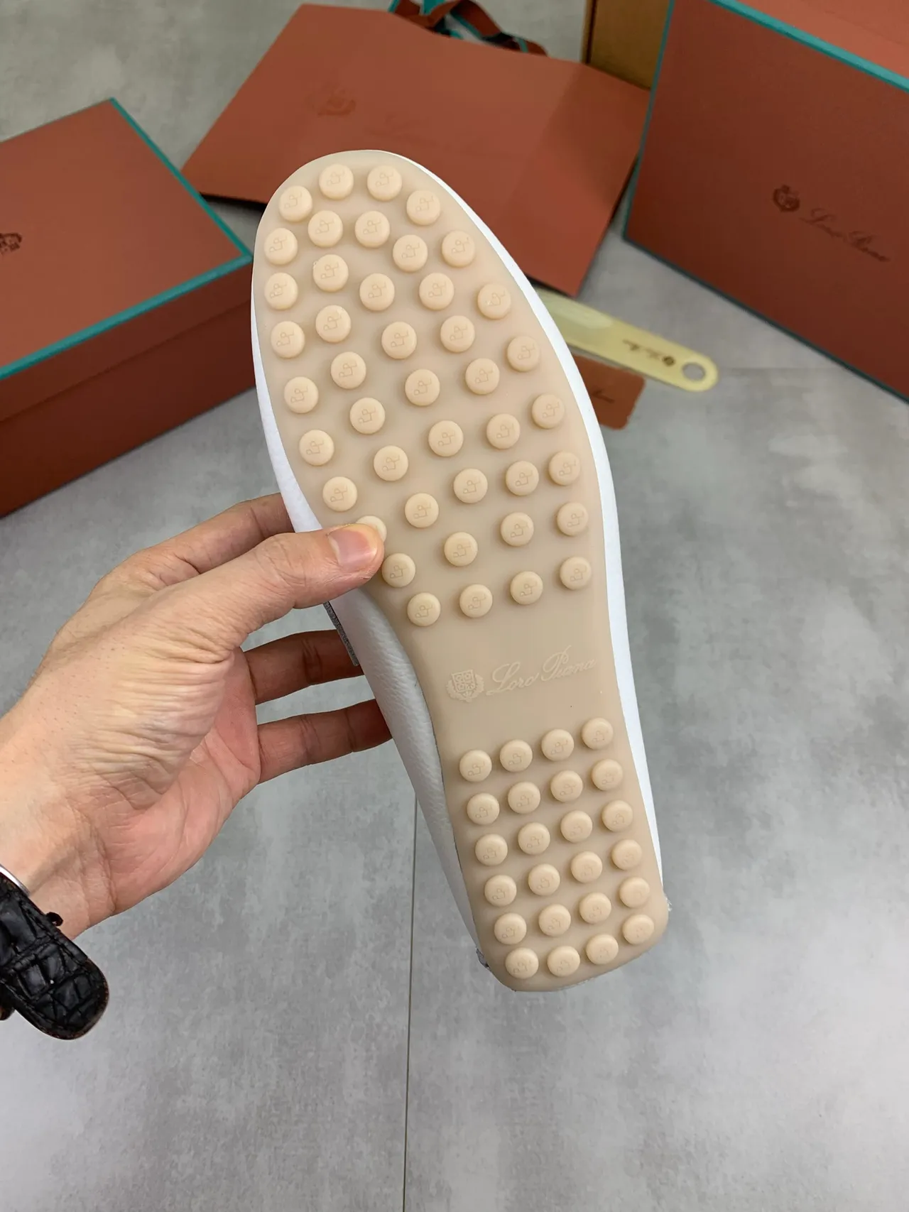 Loro Piana Zapato Mocasín de Cuero Pebbleado Blanco con Correa Nudosa 3