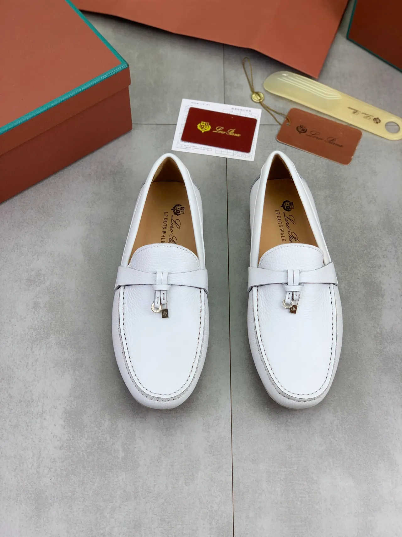 Loro Piana Zapato Mocasín de Cuero Pebbleado Blanco con Correa Nudosa 4