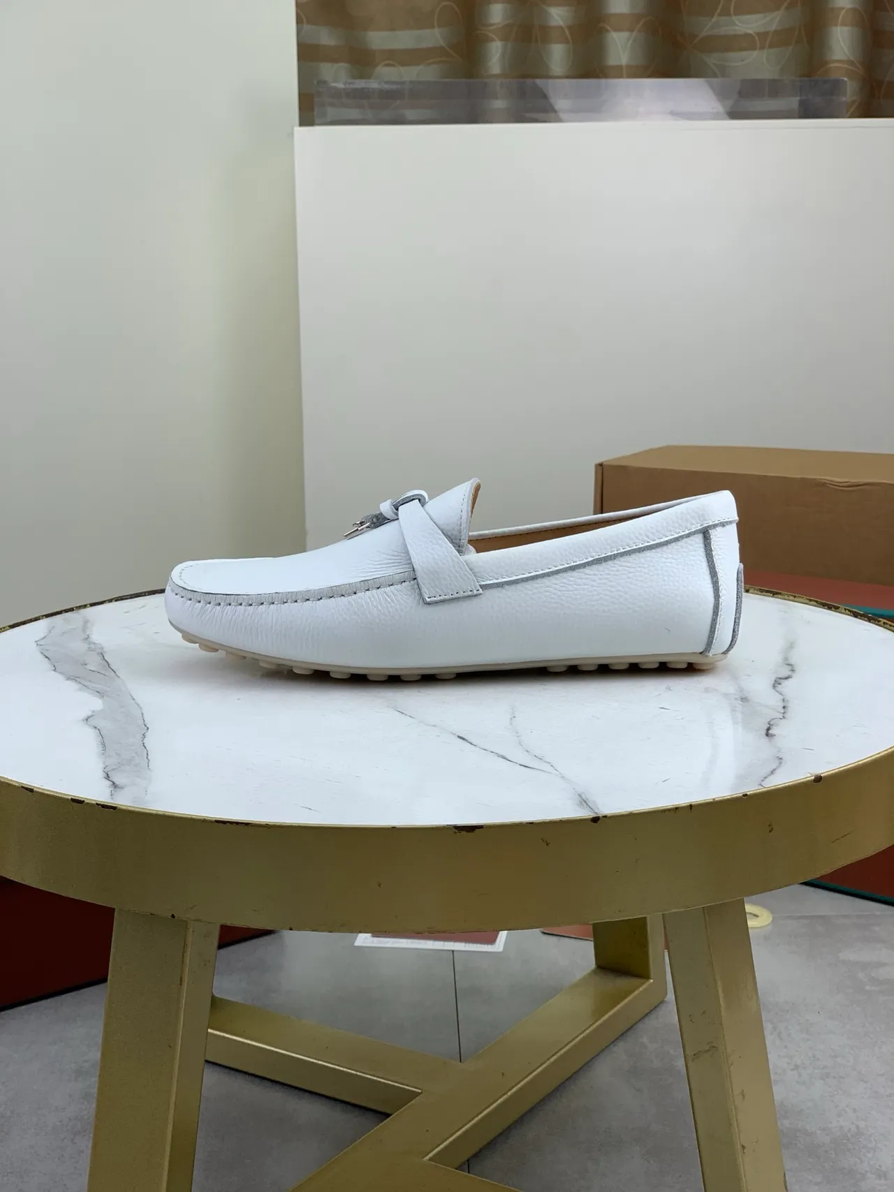 Loro Piana Zapato Mocasín de Cuero Pebbleado Blanco con Correa Nudosa 5