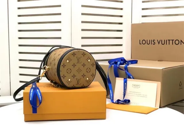 Louis Vuitton Sac seau beige noir structure rigide cylindrique toile monogram 7