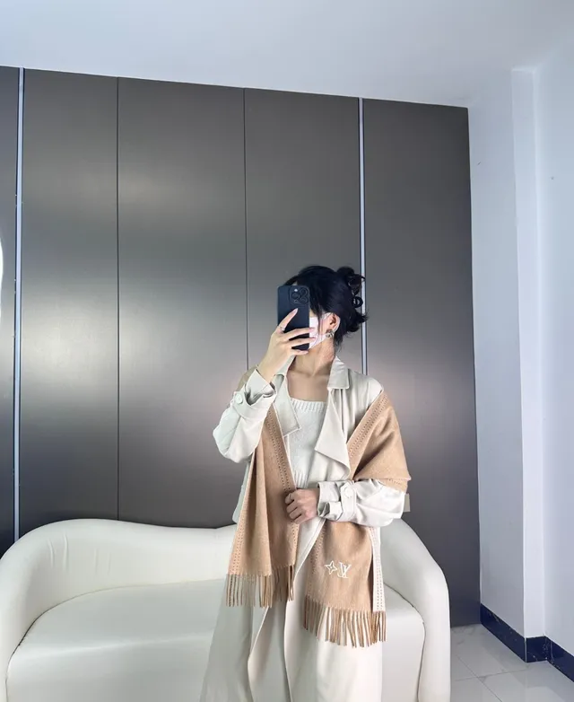 Louis Vuitton Écharpe Beige Marron Tricot Fin Borde Couture Contraste Cachemire 3