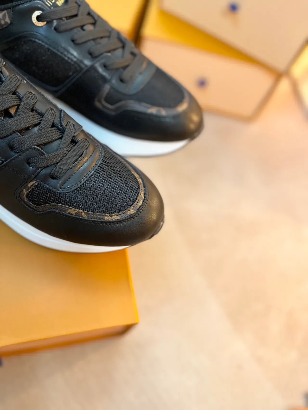 Louis Vuitton أسود وذهبي جلد وشبكة أعلى كاونتر كعب معدني سنيكرز لايف ستايل 3
