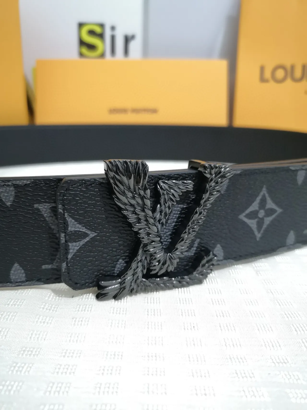 लुई विटटन काली ग्रे Monogram Empreinte स्कल्प्टेड लॉरेल रीथ बकल लेदर बेल्ट 3