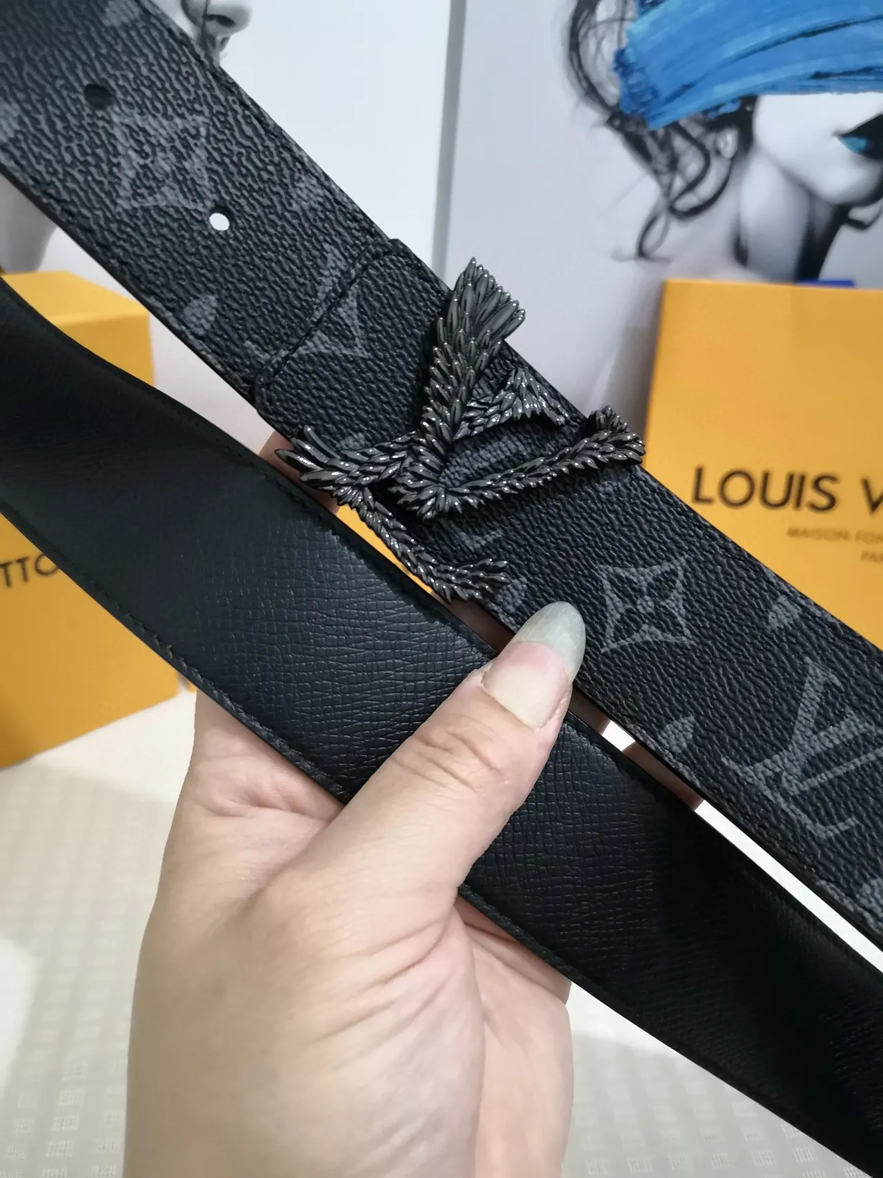 लुई विटटन काली ग्रे Monogram Empreinte स्कल्प्टेड लॉरेल रीथ बकल लेदर बेल्ट 5