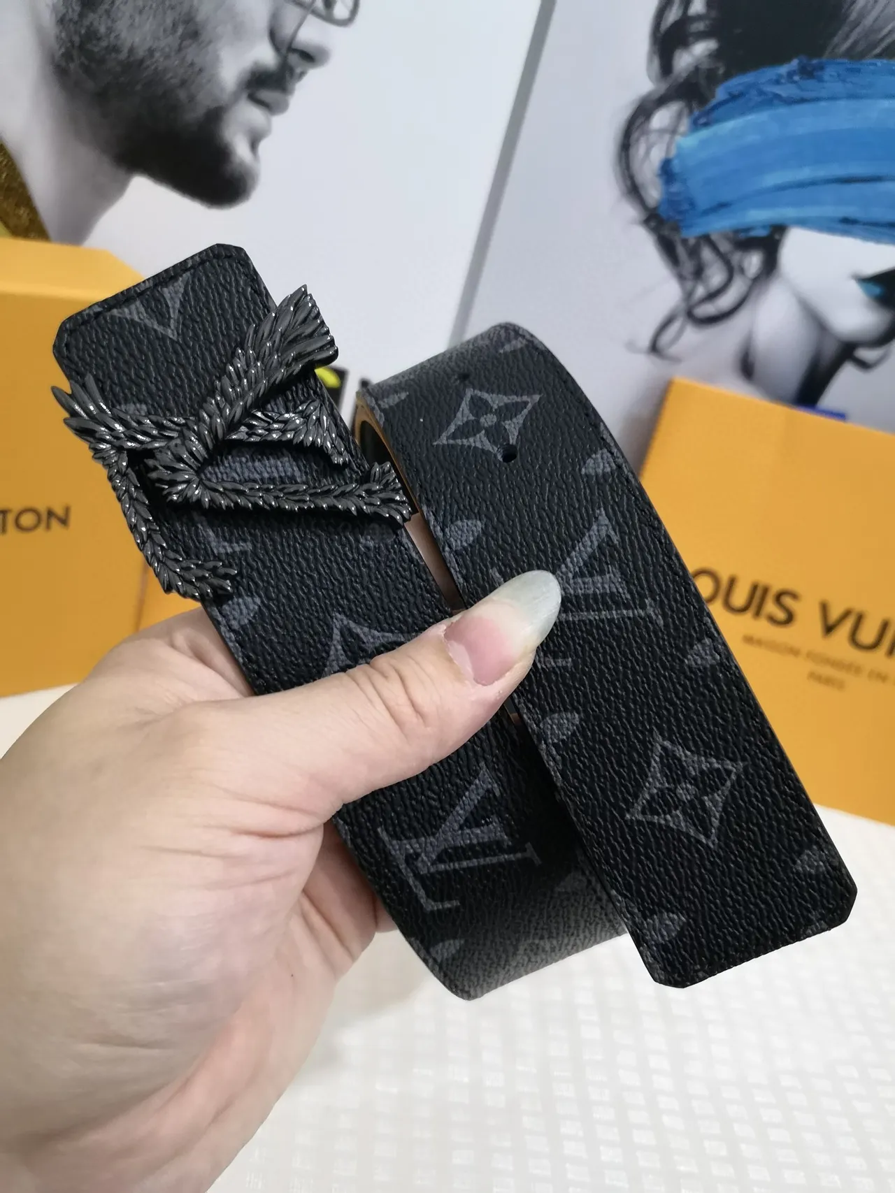 लुई विटटन काली ग्रे Monogram Empreinte स्कल्प्टेड लॉरेल रीथ बकल लेदर बेल्ट 6